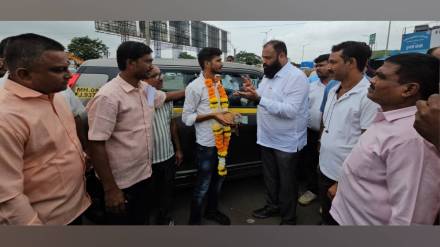 Ola uber strike continues thackeray groups Nilesh bhor honors drivers with haar and gandhigiri at Kalyan