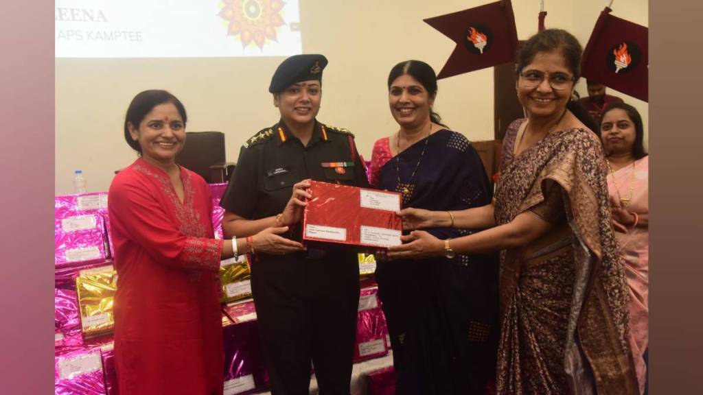 Secretary of Prahar Jagriti Samaj Sanstha shivali deshpande handed over 3 lakh rakhis for soldiers