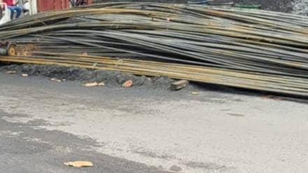 Construction materials dumped on roads in Kalyan dombivli block footpaths causing public inconvenience