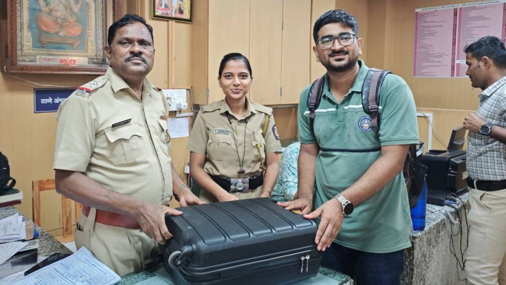 Mumbai CSMT police quickly returned a lost bag to a passenger