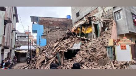 Old Nashik palace collapsed on tuesday rickshaw and two bikes were damaged