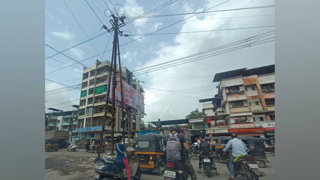 thane unruly drivers are not following trafic rules at various intersections on Kalyan badlapur road