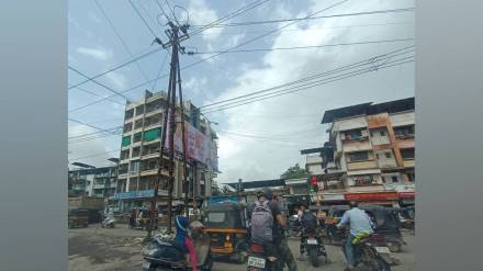 thane unruly drivers are not following trafic rules at various intersections on Kalyan badlapur road
