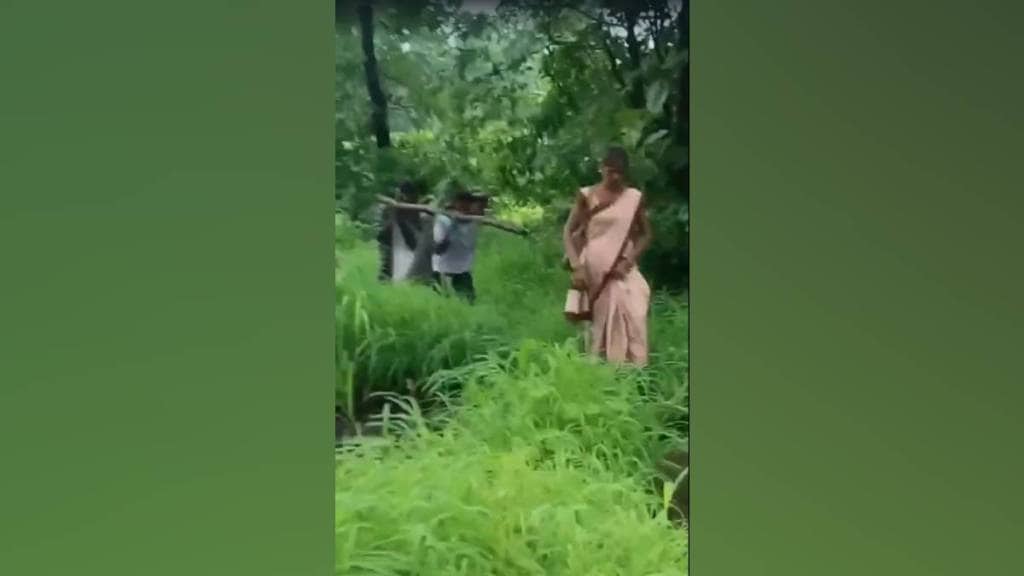 no one kilometer road from bhavarpada to bandra gram Panchayat villagers carry pregnant woman on cart