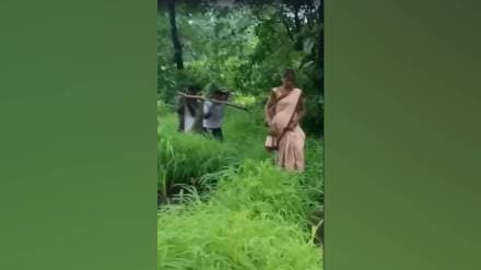 no one kilometer road from bhavarpada to bandra gram Panchayat villagers carry pregnant woman on cart