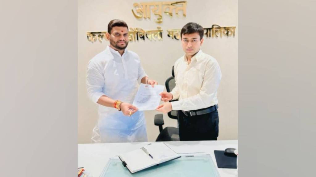 ex corporator kunal dinkar meet kalyan dombivli municipal commissioner abhinav goyal