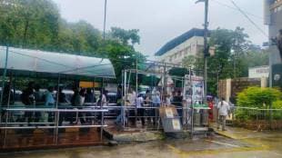there are always long queues at thane rickshaw stand but passenger shelter in dilapidated state for days