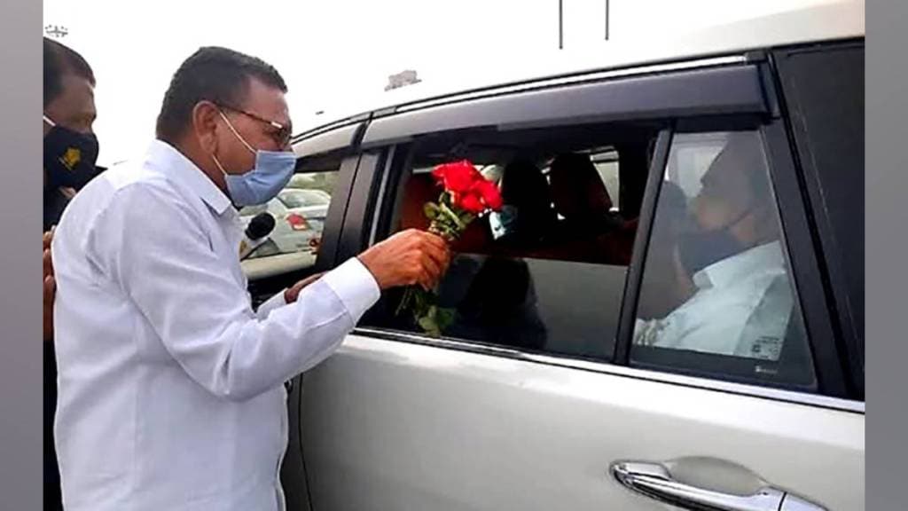 girish Mahajan shared picture of Prafulla Lodha giving rose to eknath Khadse on social media