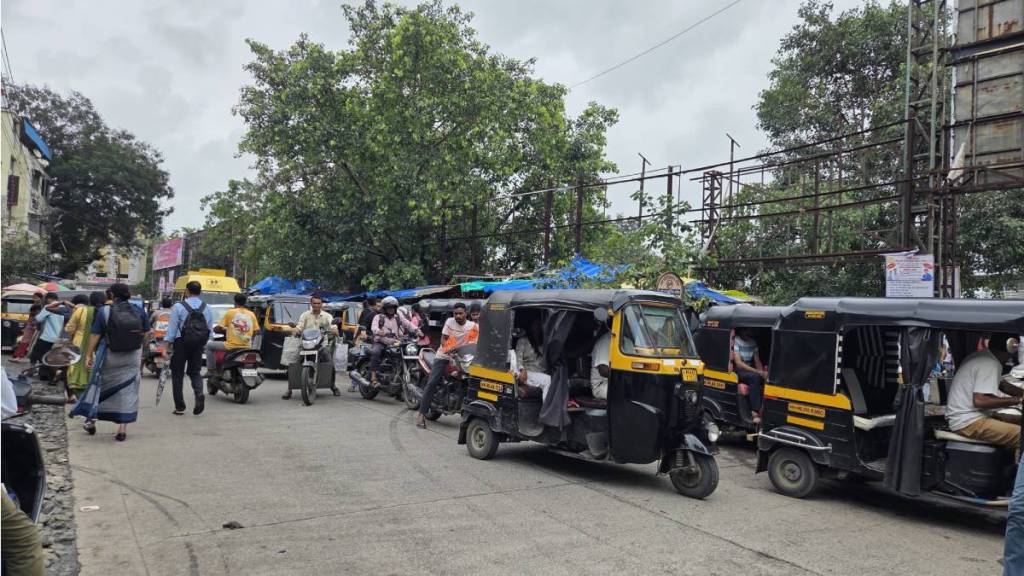police and gram Panchayat administration jointly decided to take action to make main roads in boisar area free from congestion