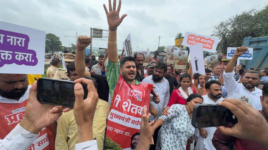 Prahar Janshakti Party protested at Chinchoti on Mumbai Ahmedabad Highway demanding farm loan waiver
