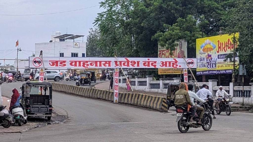 rajkamal Chowk flyover imortant to city traffic closed due to extremely dangerous condition