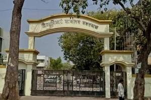 yavatmal anti Corruption department caught four revenue department employees and laborer red handed while accepting bribe