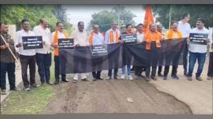 ncp sharad pawar faction and Shiv Sena ubt showed black flags to manik Kokate in dhule