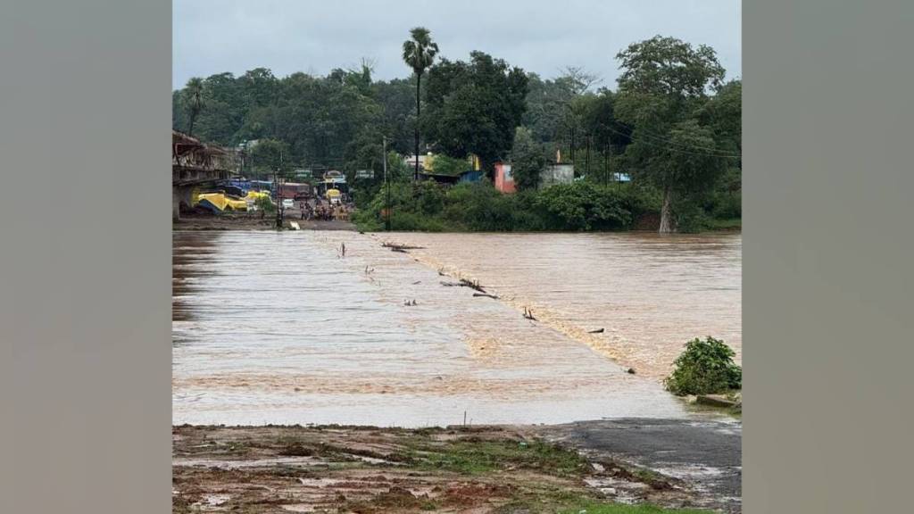 heavy rains Perlkota river bridge floods 100 plus bhamragad villages lost contact from district headquarters