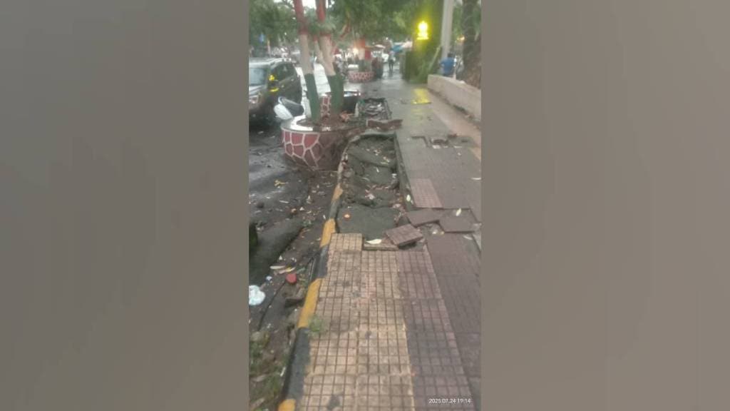 Vasai West sewer slab collapsed