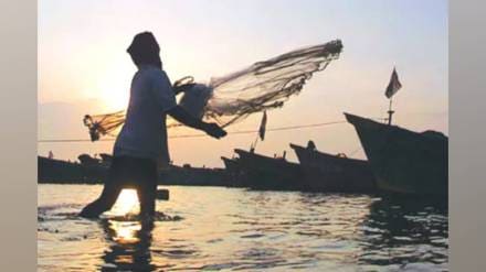 fisheries department Commissioner Kishor tawde appealed to fishermen not to go into sea for fishing