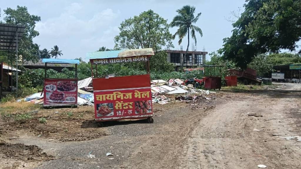 palghar municipal Council acts against unauthorized handcarts and encroachments