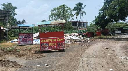 palghar municipal Council acts against unauthorized handcarts and encroachments