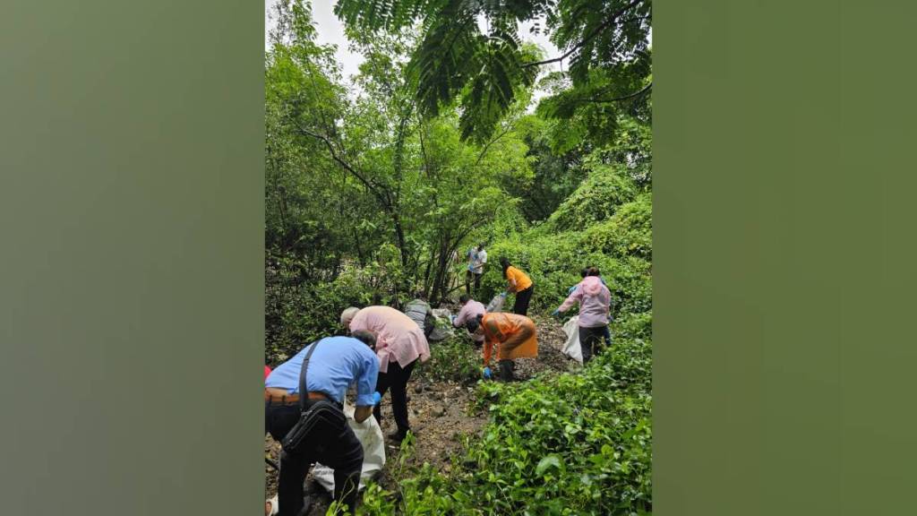 ngo Van Shakti and volunteers cleared 1200 kg of non biodegradable waste from Nerul mangroves