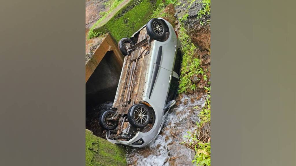 tourists car overturn at ambenali ghat