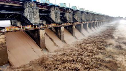 18 out of 46 gates of hatnoor dam on tapi river opened