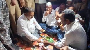 onion farmers enter Collector Office by ganimika style demanding action on falling prices