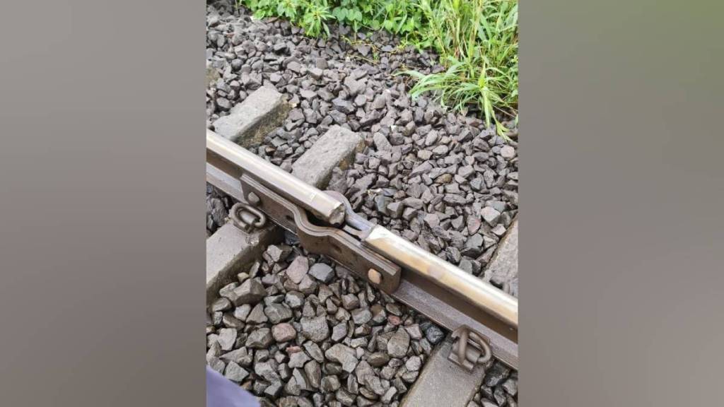 Badlapur railway delay, Vangani train disruption, Karjat local train delay, Mumbai local train traffic,