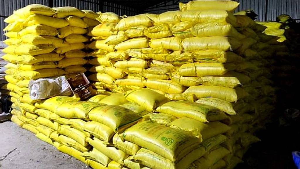 jalgaon farmers face obstruction 3 fertilizer licenses canceled