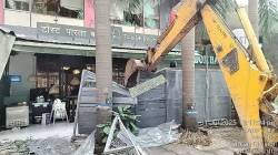लोअर परळच्या कमला मिलमधील अनधिकृत बांधकामांवर हातोडा, दोन खाद्यपदार्थांच्या दुकानांवर जप्तीची कारवाई