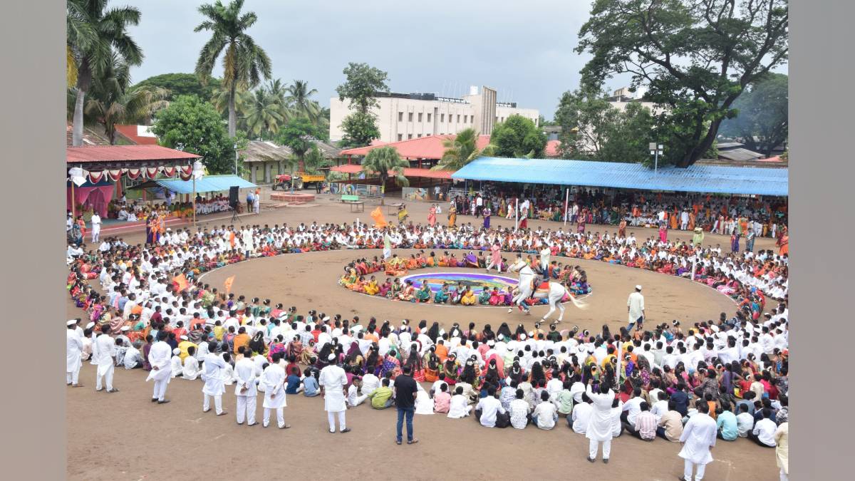 सांगलीत टाळ-मृदंगाच्या गजरात शाळकरी मुलांचा रिंगण सोहळा