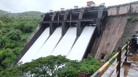 The release of 4500 cusecs of water from Chandoli Dam into the Warna River has been started.