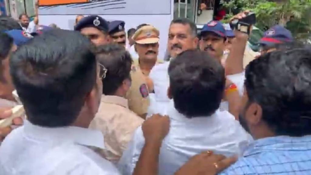 Police removed shinde yuva sena banner at tembhinaka
