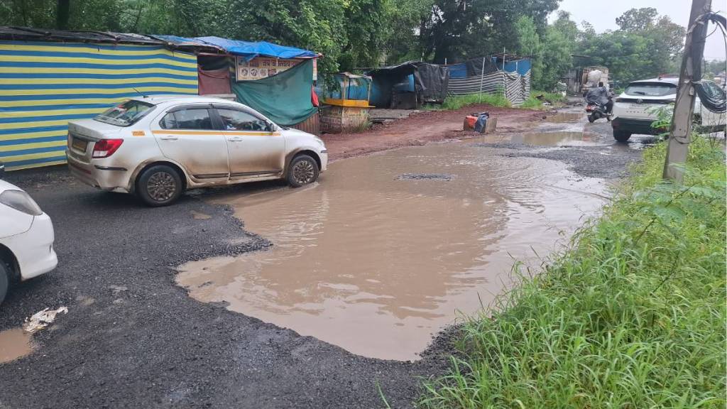 thane incomplete work on ambernath Katai road rain and no repairs cause more potholes