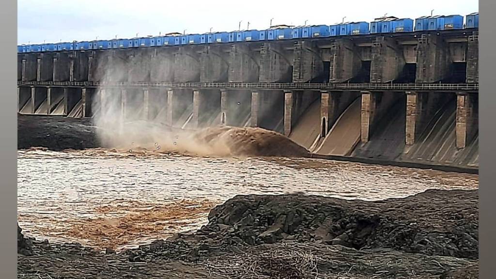 hatnur dam 14 gates closed only 2 half open after water inflow decreases