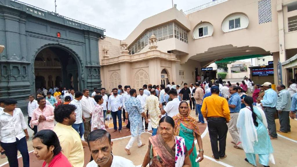 buldhana on guru Purnima Sant gajanan maharajs devotees gathered in Shegaon