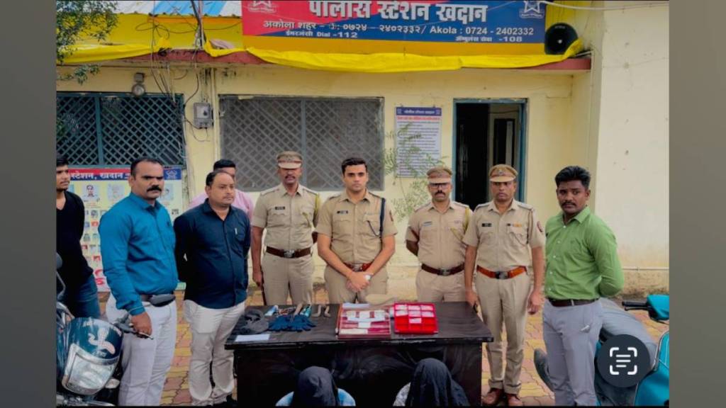 police have busted gang of two people who worked as laborers in day and committed crimes at night
