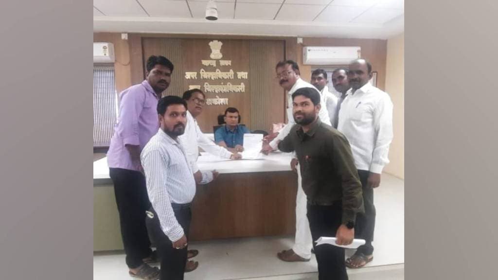 Workers demand immediate arrest of MLA Sanjay Gaikwad for assaulting employee