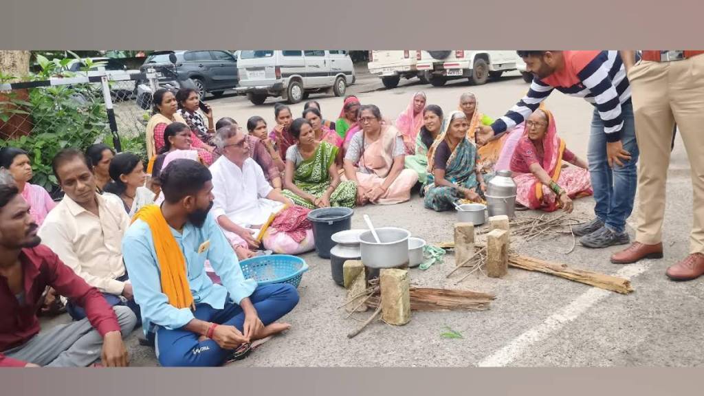 bhandara flood victims denied rehabilitation for years protested at District Collectors office