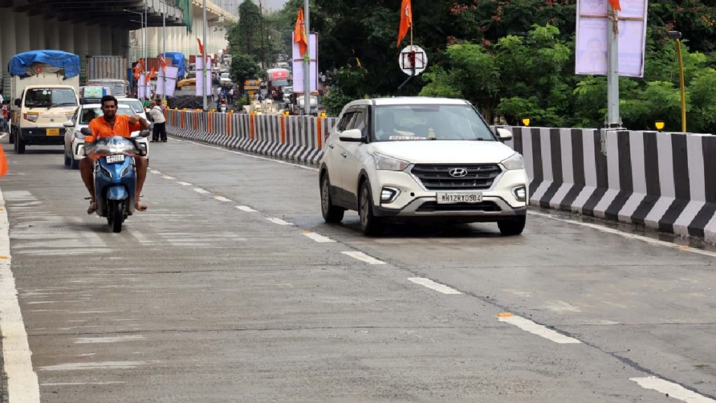 One lane on the flyover at Kasarvadavali