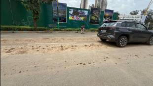 Mud on Thane's Kolshet Road... Fear of accidents due to vehicles slipping