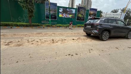 Mud on Thane's Kolshet Road... Fear of accidents due to vehicles slipping