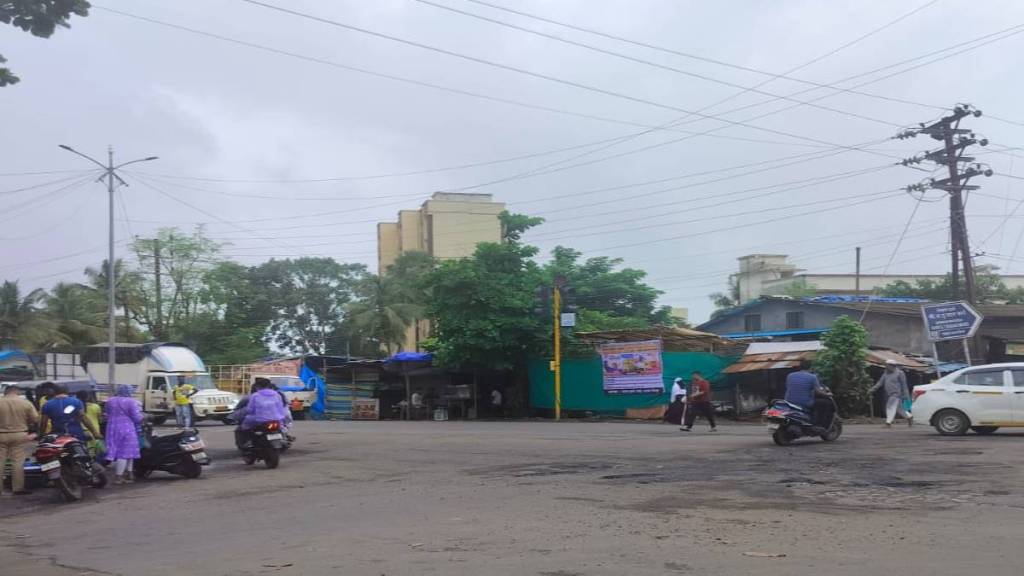 Palghar potholes and encroachments block road to district headquarters
