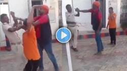 एवढी हिंमत येते कुठून? ऑन ड्युटी पोलिसाला पेट्रोल पंपावर मारहाण; VIDEO पाहून सांगा चूक कोणाची?