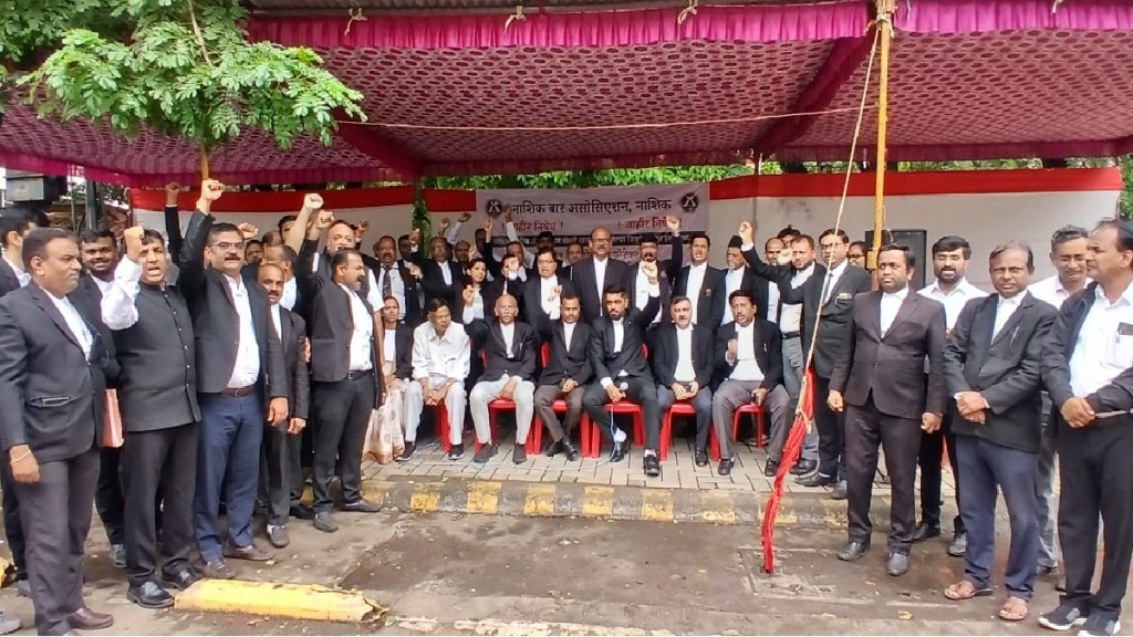 Protest led by Nashik Lawyers Association near the entrance of the District Court