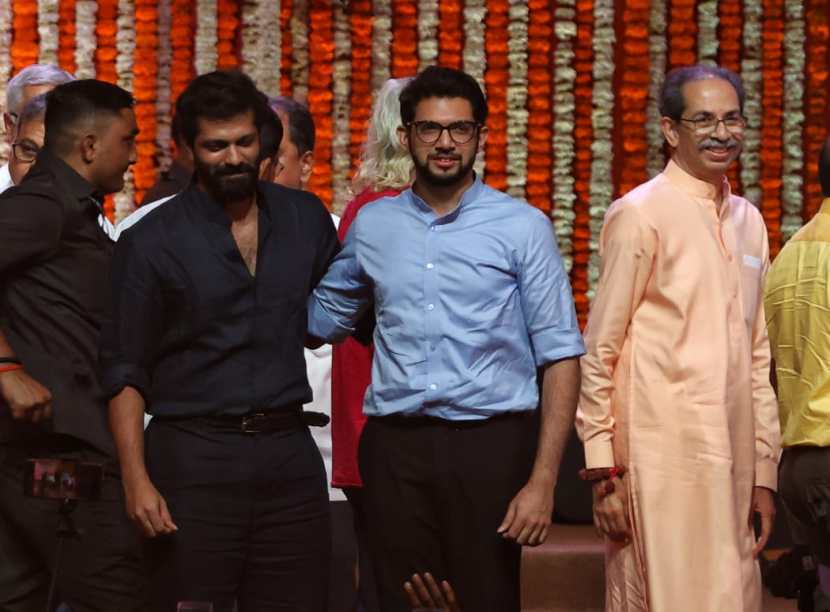 Raj Thackeray Uddhav Thackeray Vijayi Sabha Family Photos