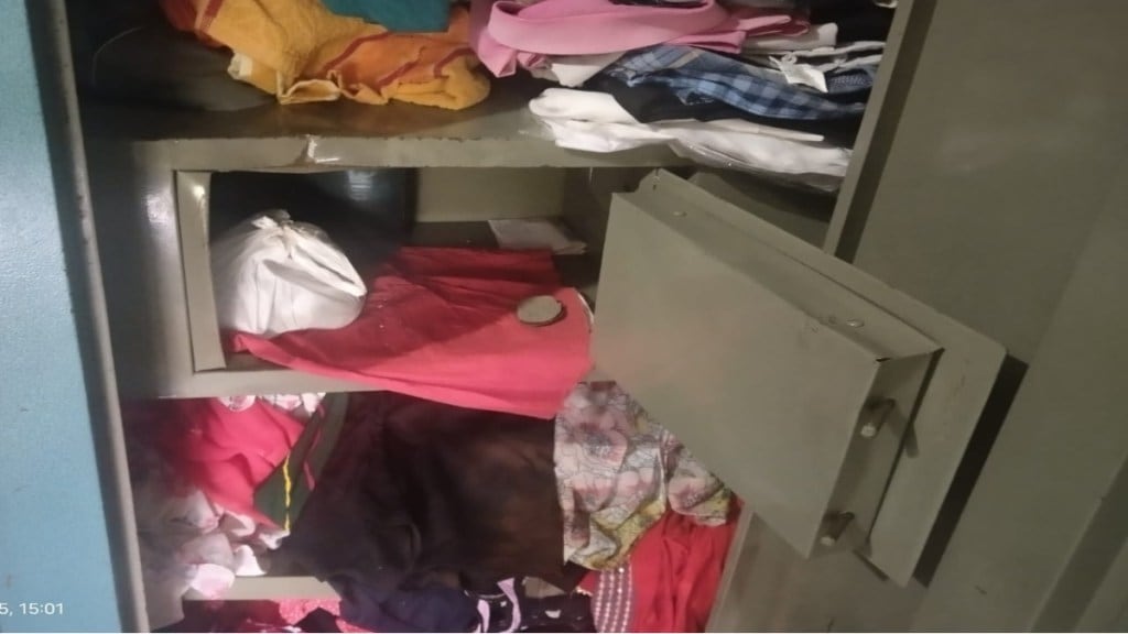 Rajapur daytime burglary steals valuables worth over twelve lakh