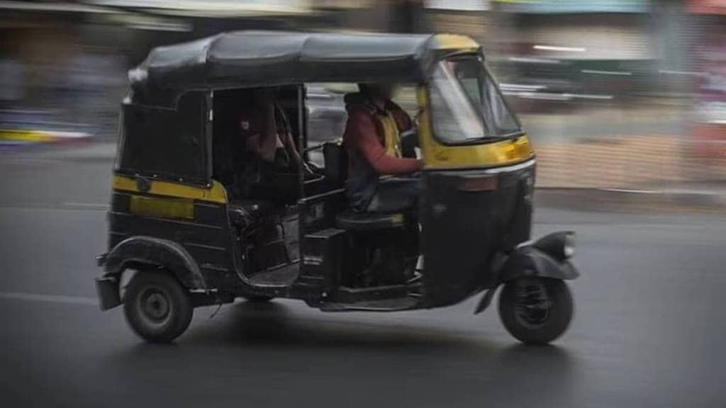 a pedestrian woman made amends to the driver who hit her with a rickshaw in Dombivli