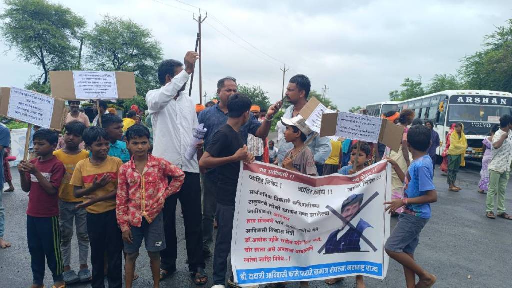 Road blockade by the Phasepardhi community at Shingnapur Phata in protest against MLA Sharad Sonawane