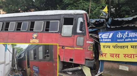 Bus accident at Boisar ST depot; Driver injured