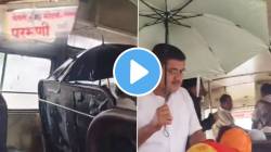 एसटी बस म्हणायची की खटारा! छतावरून गळतंय धो-धो पाणी, प्रवाशांवर आली छत्री घेऊन बसण्याची वेळ; पाहा VIDEO